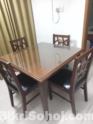 Delta Dining table